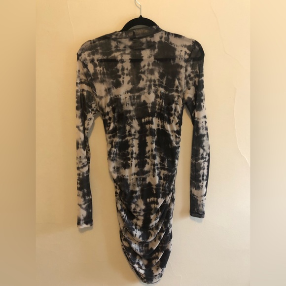 Black and white body-con long sleeve dress! - Picture 2 of 3